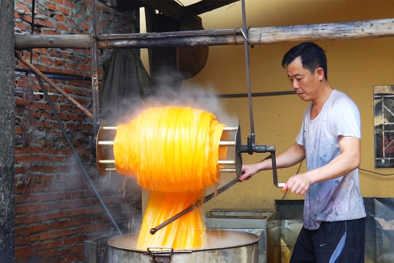 qua-trinh-nhuom-vao-cua-nghe-nhan Tẩy đường được dùng chủ yếu trong dệt nhuộm